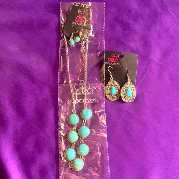 paparazzi Accessories - Earnings and necklace set.